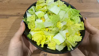 Сочный салат с пекинкой и конской дозой витаминов: такой вкусный, что приходится готовить его 2 раза в день