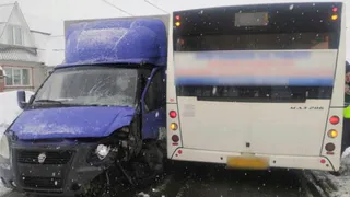 В Брянске на нечищеной дороге не разъехались автобус и «ГАЗель»