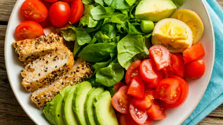 «На столе должно быть ежедневно»: диетолог назвала полезные продукты при болях в суставах — о ходунках можно будет забыть