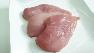 "Там вода и сплошные антибиотики": Роскачество назвало худшего производителя филе цыпленка - не покупайте 