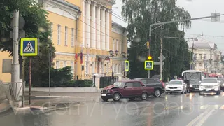 Не поделили дорогу: возле Политехнического института столкнулись "Лада Калина" и "семерка"