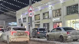 В центре Владимира автомобилисты безнаказанно оставляют машины на тротуарах