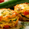 Эти овощные гнезда с курицей заменят и котлеты: трем кабачок и картошку, и маринуем мясо — сверху сырная шапка
