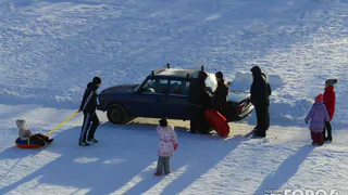 Во время катания на кремлевском валу ребенок едва не попал под машину
