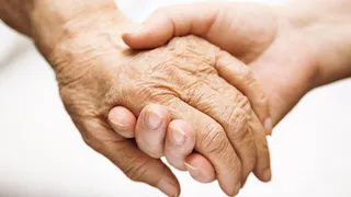 Внимание или тирания: как забота о пожилых людях может «душить»