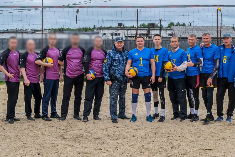 В Сыктывкаре устроили волейбольный матч за колючей проволокой