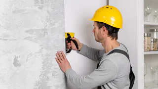 Обои клеить перестали, есть материал получше: не пачкается, не боится влаги и очень долговечен — стены выравнивать не придется