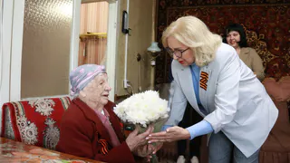 Панфилова поздравила с Празником Победы ветерана