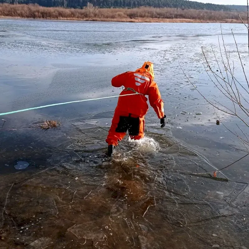 В Челябинской области спасатели вслепую вывели ночью пенсионерку с затопленного поля