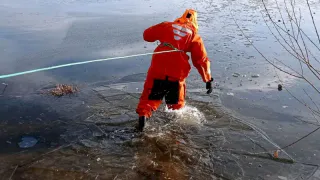 В Челябинской области спасатели вслепую вывели ночью пенсионерку с затопленного поля