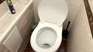 Налёт, ржавчина и неприятный запах туалета — уходят быстрее, чем кажется: нужен всего один недорогой ингредиент