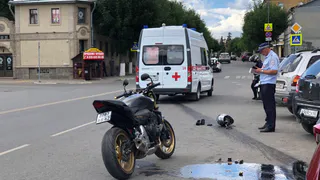 Оказался на асфальте: возле отеля "Старый город" байкер попал в аварию