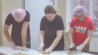 В Челябинской области взрослые с аутизмом научились готовить кексы