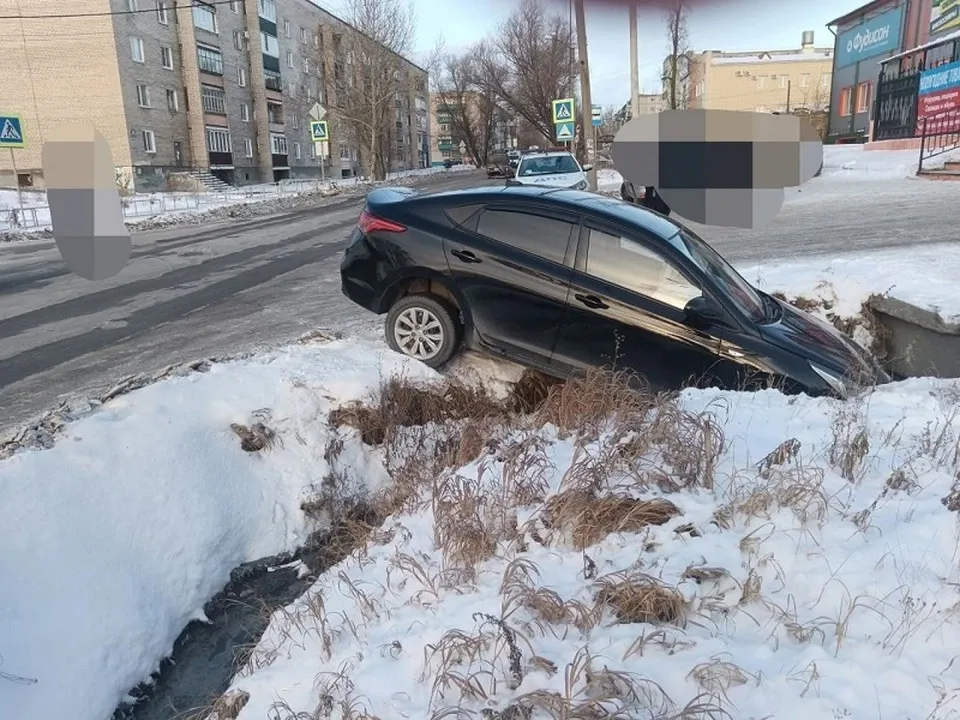 В Челябинской области иномарка упала в канаву, пострадала девочка