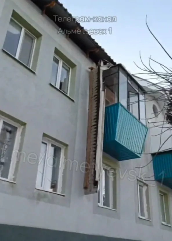 Часть крыши чуть не упала на прохожих в Альметьевске