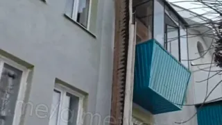 Часть крыши чуть не упала на прохожих в Альметьевске