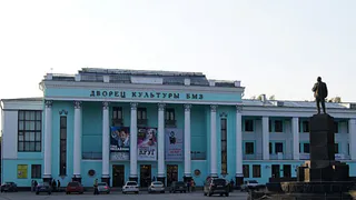 В Брянске в дождь коммунисты почтили память Ленина