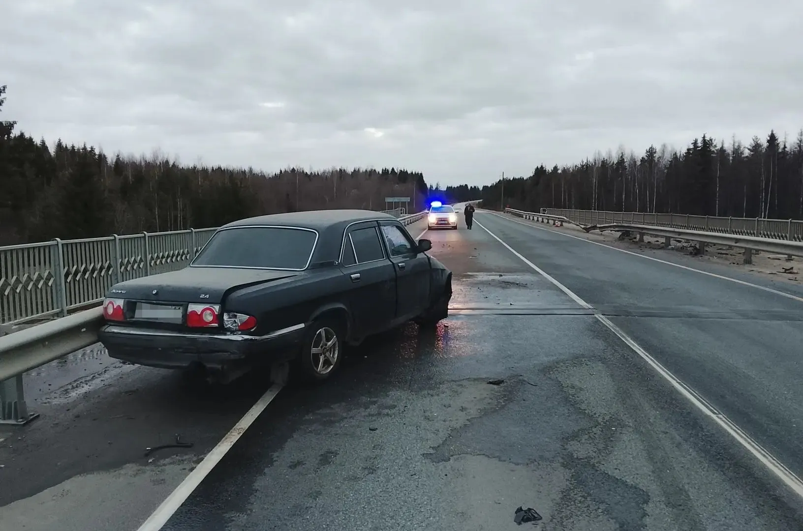 В Коми водитель «Волги» протаранил мост и получил травмы