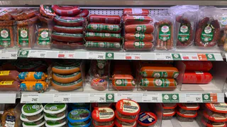 Просто фарш из бумаги, ни грамма мяса: Росконтроль назвал бренды колбасы, которые лучше не брать даже с 50% скидкой