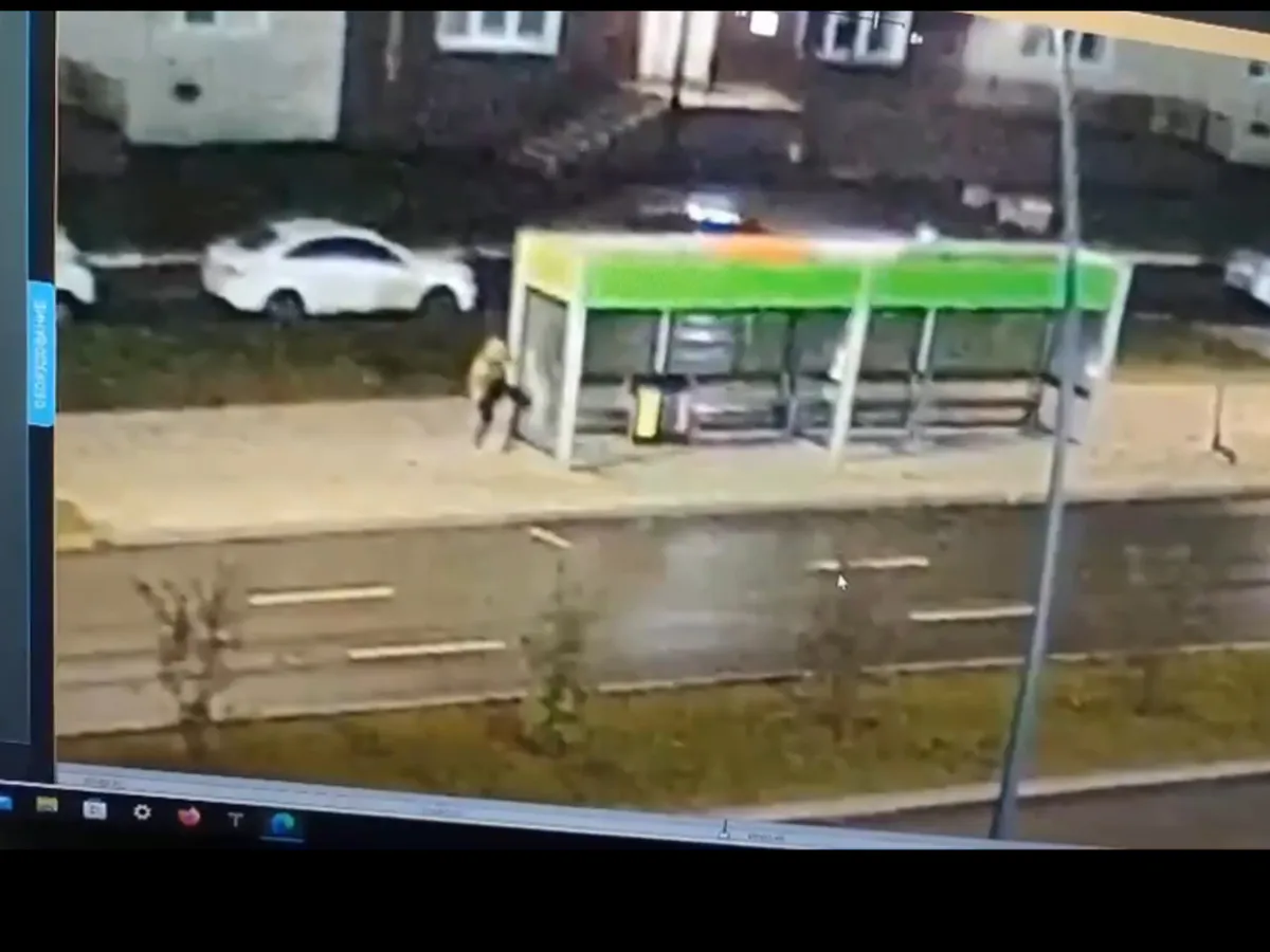 Вандал в Нижнекамске ломает остановочные павильоны