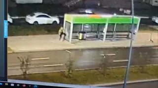 Вандал в Нижнекамске ломает остановочные павильоны