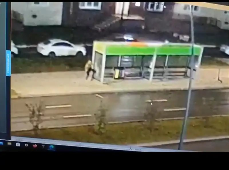 Вандал в Нижнекамске ломает остановочные павильоны