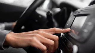 Auto Hold есть почти в каждом современном автомобиле – но мало кто знает, когда эту функцию нужно отключать