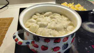 Всего 50 грамм — и тесто сочное даже без начинки: пельмени и вареники получаются, как у бабушки в деревне