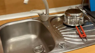 Выбросил гофру под мойкой - нашел альтернативу надежнее и дешевле: теперь живу без засоров и долгого ремонта