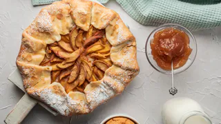 Замешиваем за 5 минут и подаем на стол ароматный яблочный пирог: съедят до того, как успеет остыть — прекраснее шарлотки