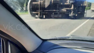 Перекрыла обе полосы: на Михайловском шоссе “ГАЗель” перевернулась на бок