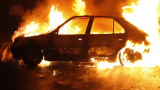 В Почепском районе вор срезал двери и капот с горящего автомобиля