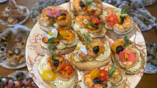 Выглядят на миллион, а стоят копейки: бюджетные закуски на Новый год - гости всегда в восторге