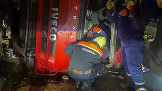 Владимирские спасатели вытащили водителя из перевернувшейся фуры на мосту через реку Черная 