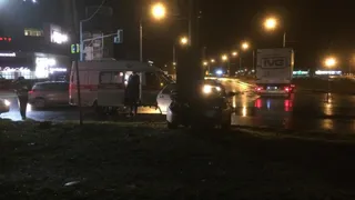 На Касимовском шоссе автомобиль влетел в светофор, есть пострадавшие