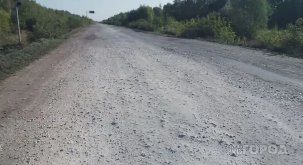 Жители поселка Смеловского под Магнитогорском жалуются на разбитую дорогу