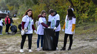 Жители города в седьмой раз вышли на уборку в Лесопарке