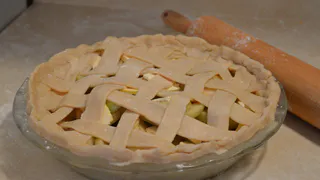 Ошибку с молоком в шарлотке больше не повторяют: заменяют его на другое, и пирог получается пышный и нежный