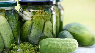 Малосольные огурцы без воды и рассола: хрустят сильнее свежих, готовятся за 3 часа
