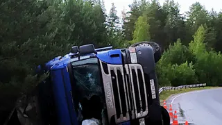На трассе Рязань – Клепики фура проломила дорожное ограждение