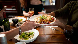 Все ждут, пока вы уйдете: эти 3 привычки в гостях кричат о низком интеллекте