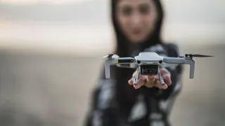 Челябинские школьники осваивают небо: в ОЦ №5 открылась лаборатория дронов