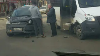 На улице Дзержинского произошло ДТП с участием маршрутки