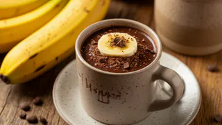 Разминаем банан с какао — и в микроволновку: вкуснейший брауни за 2 минуты — съедается мгновенно