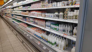 Оценила 8 банок сметаны из магазина: в итоге беру лишь две марки – качественная и недорогая