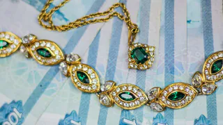 Купи украшение и получи ничего: как мошенники могут маскироваться под продавцов драгоценностей