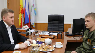 Глава Чебоксарского округа встретился с прибывшим в отпуск бойцом СВО
