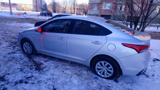 В Рязани прокололи колеса шести машин и облили их краской