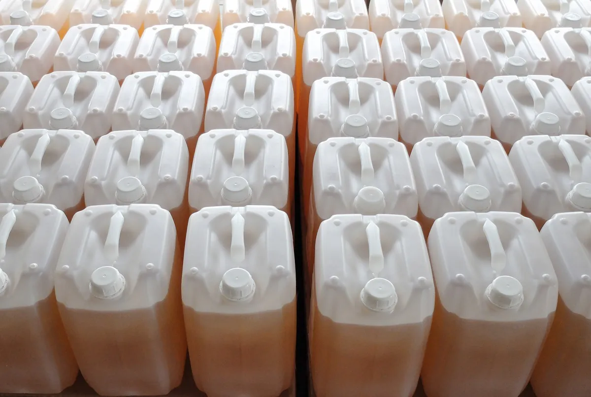 Штраф 15 000: россиянам запретили хранить в гараже бензин, масло и другие горючие