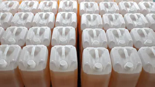 Штраф  15 000: россиянам запретили хранить в гараже бензин, масло и другие горючие